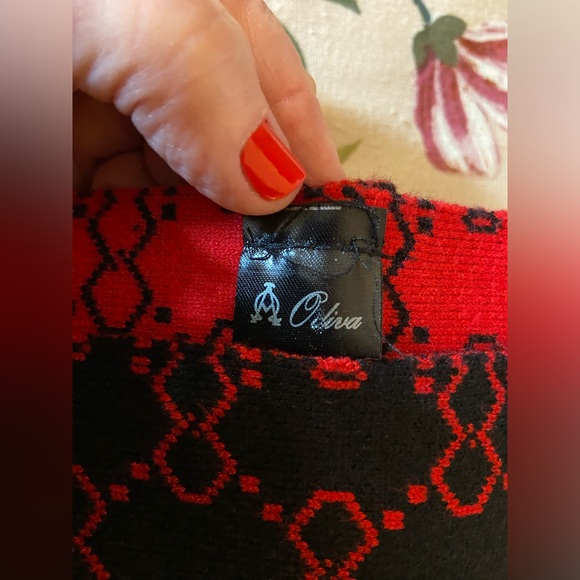 Stunning and Unique Poncho with Sleeves - Picture 8 of 8